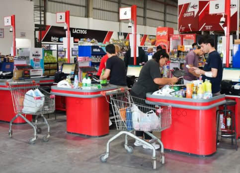 Por medio del Municipio, tres trabajadores firmaron convenios laborales con el mayorista Facor
