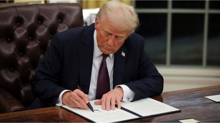 Donald Trump firmó una orden para crear un marco nacional que regule la inteligencia artificial