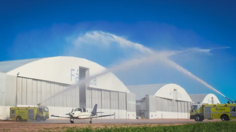 Festejan otro vuelo de prueba del avión IA-100 Malvina desarrollado en FAdeA
