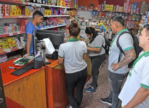 Inspectores municipales controlan la venta de pirotecnia en Resistencia