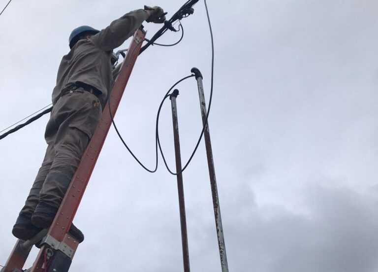 Tras el temporal, normalizaron el servicio eléctrico en Villa Libertad