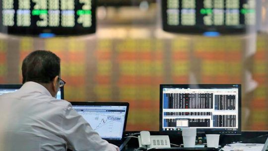Mercados: activos argentinos operan dispares en Wall Street y el riesgo país se ubica por encima de los 500 pb