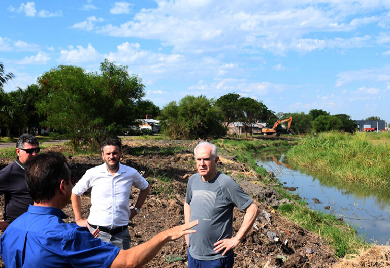 Nikisch y Cuadra supervisaron la limpieza del riacho Arazá que beneficiará a Resistencia y Fontana