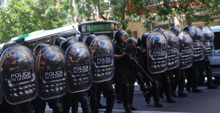 Balas y gases. La policía de la Ciudad y la Federal reprimen a los trabajadores de Fate