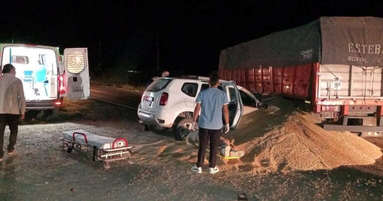 Otro choque trágico con un camión que se sube a la ruta cargado de cereal: murieron un matrimonio y su hija