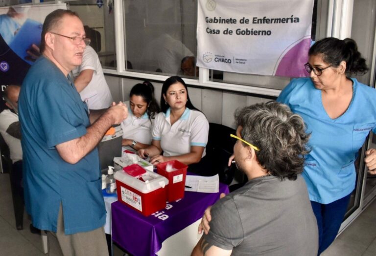 Sede central de Insssep: alta concurrencia en la campaña de vacunación antigripal