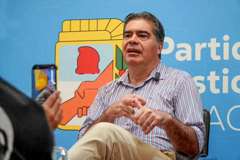 El senador nacional Jorge Capitanich durante una entrevista.