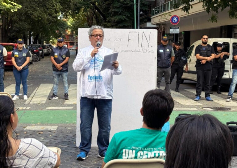 Operativo policial y grupo de personas en una calle del barrio de Caballito, Ciudad de Buenos Aires.