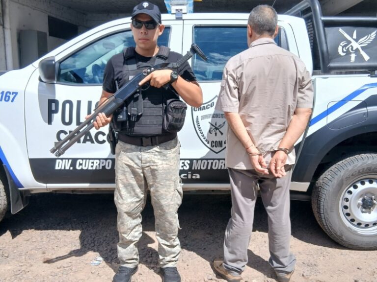 Efectivos policiales durante un procedimiento en una calle céntrica de Resistencia