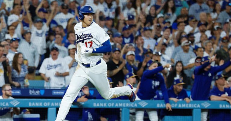 Jugadores de los Dodgers de Los Ángeles celebrando durante el partido inaugural de la MLB 2026.