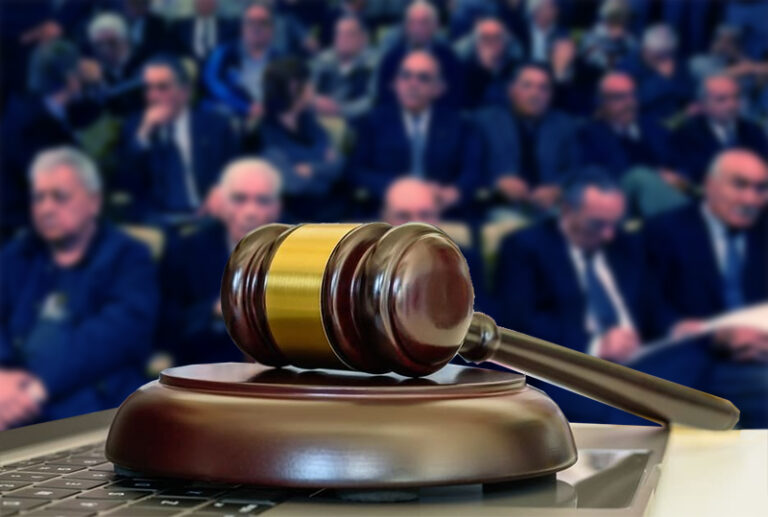 Símbolo del Ejército Argentino junto a documentos judiciales