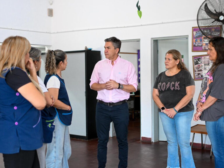 Gobernador Leandro Zdero durante la entrega de equipamiento en una institución educativa de Resistencia.