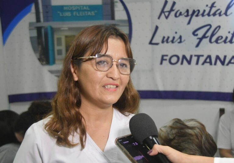Profesionales de la salud durante una charla con mujeres en un hospital de Fontana, Chaco.