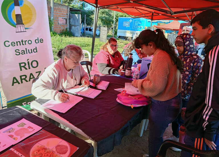 Operativo sanitario móvil en la plaza del barrio Independencia de Fontana