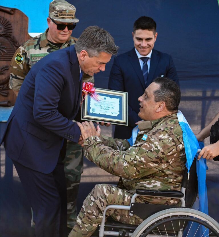 Gobernador Leandro Zdero e intendente Anselmo Bordón durante el acto por el Día del Veterano de Malvinas en Cote Lai, Chaco.