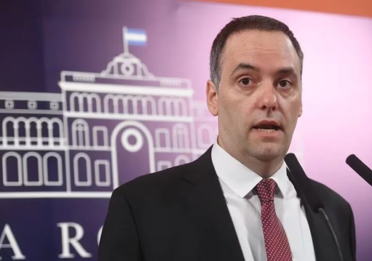Manuel Adorni, Jefe de Gabinete, en un acto oficial.