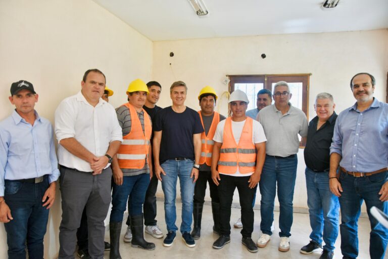 Vecinos de Napenay, Chaco, observan la llegada del agua potable a sus hogares.