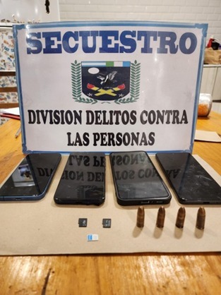 Ilustración genérica de un procedimiento policial en una calle residencial.