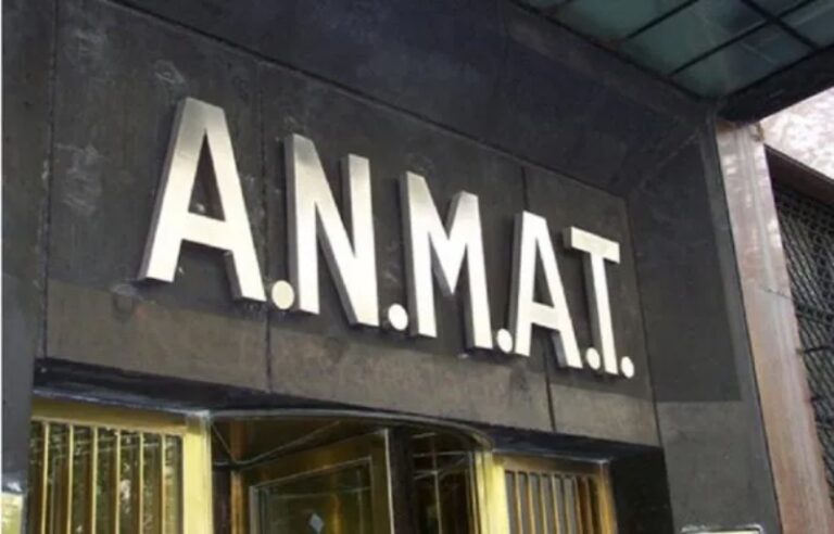 Sede de ANMAT con documentos oficiales