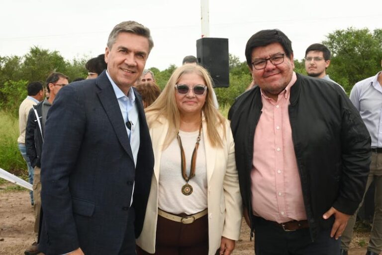 Autoridades provinciales durante el anuncio de finalización de la pavimentación de la Ruta 13 en Villa Ángela, Chaco.