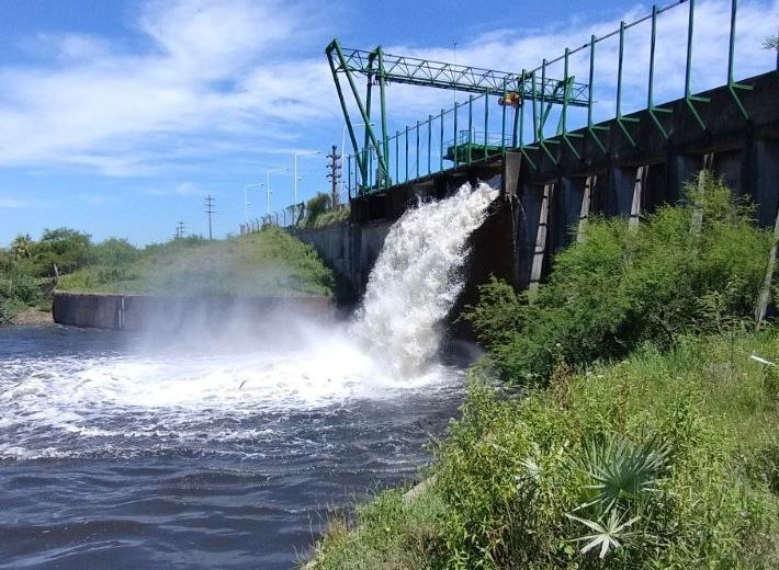 Operativo de bombeo preventivo en laguna del área metropolitana de Resistencia, Chaco.