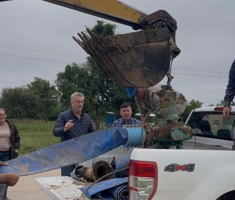 Equipo de bombeo instalado por APA en Villa Río Bermejito