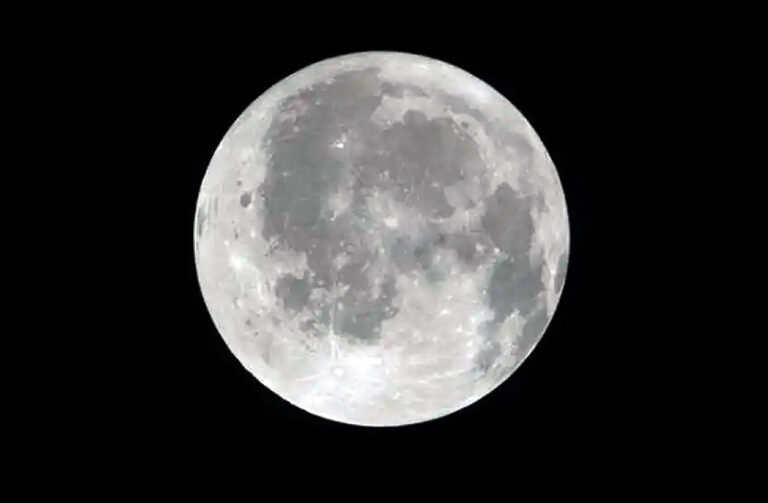 Vista de la Luna desde la nave Orión de la misión Artemis II, mostrando la cuenca Oriental.