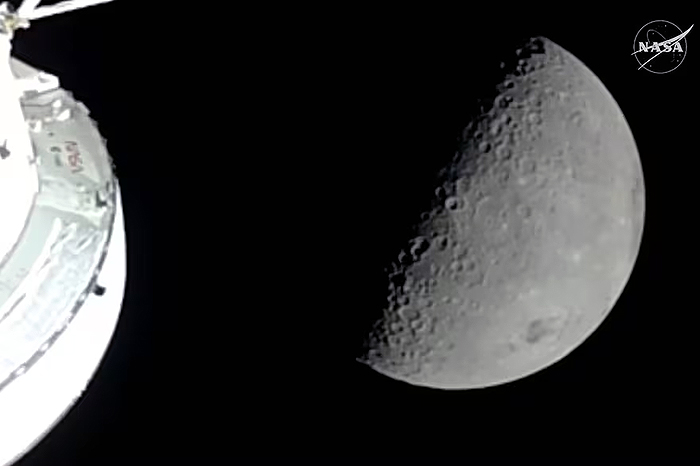 Ilustración de la cápsula Orion de la NASA sobrevolando la superficie lunar.