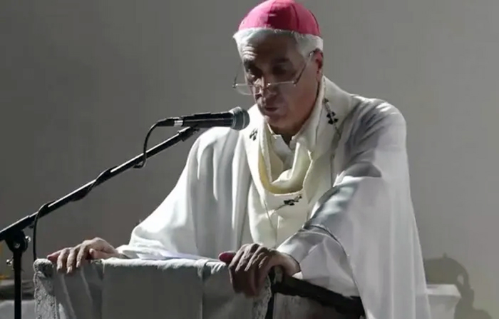 Monseñor Adolfo Larregain durante la celebración de la Misa de Jueves Santo en el Atrio de la Catedral de Corrientes.