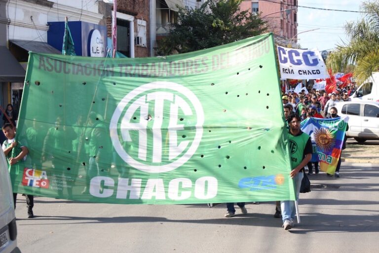 Manifestación de trabajadores estatales en la plaza 25 de Mayo de Resistencia, Chaco.