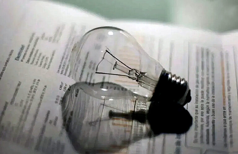 Gráfico ilustrativo de una factura de luz con flecha ascendente, representando los aumentos tarifarios en el NEA.