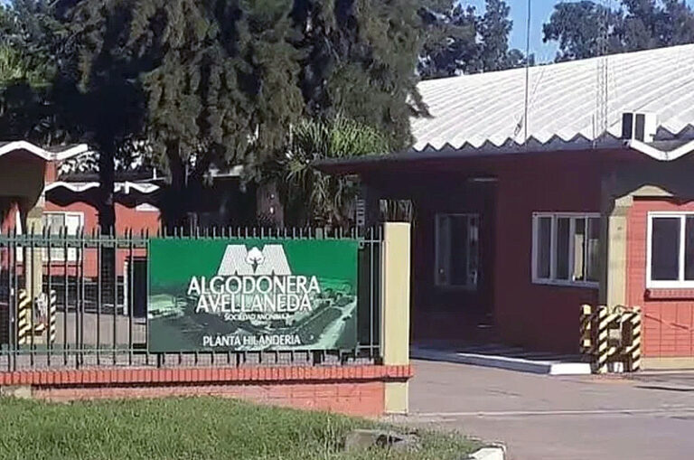 Edificio del Banco de la Nación Argentina y planta industrial algodonera
