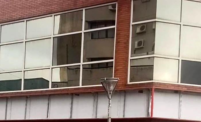 Fachada de una sucursal bancaria con logotipo del Banco Santander