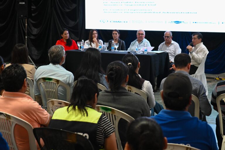 Agentes municipales recibiendo capacitación en una sala.