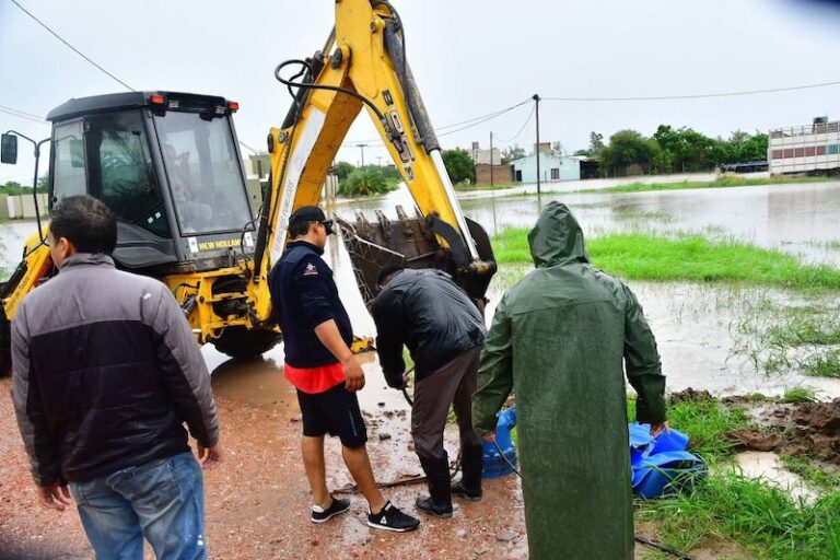 Bombas de desagüe en funcionamiento en Juan José Castelli tras intensas lluvias
