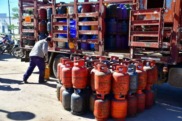 Vecinos de Castelli durante la jornada de venta de gas social