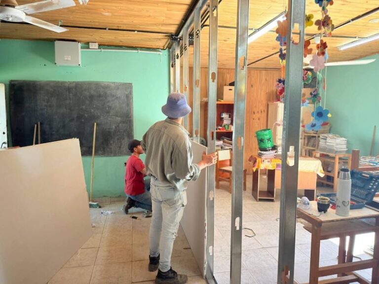 Intendente Pío Sander supervisa las obras de mejora en las aulas de la EEP N° 1043 de Castelli