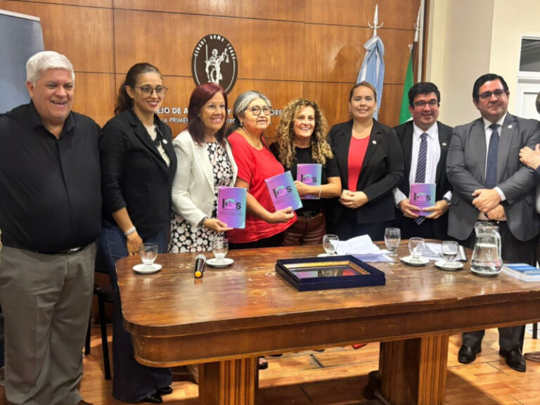 Panel de disertantes en charla sobre Derechos de los Pueblos Indígenas en Resistencia