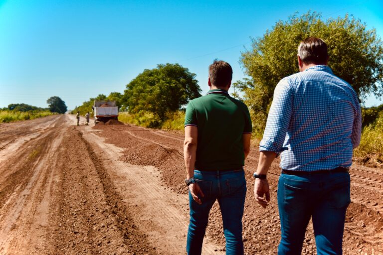 Trabajos de ripio en el camino de acceso a Colonia Los Paraguayos, provincia del Chaco