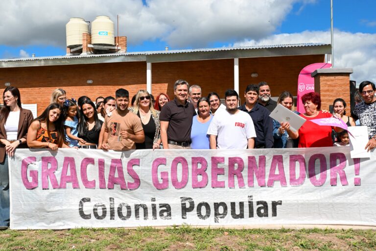 Familias en Colonia Popular, Chaco, celebrando el acceso a la vivienda propia.