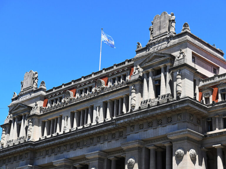 Ilustración de la Corte Suprema de Justicia de la Nación y documentos legales.