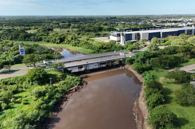 Monitoreo de la crecida del río Negro en el Chaco con compuertas abiertas