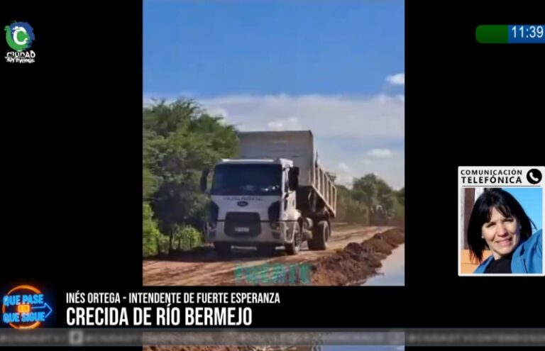 Trabajos con maquinaria pesada en una ruta anegada cerca del río Bermejito, provincia del Chaco.