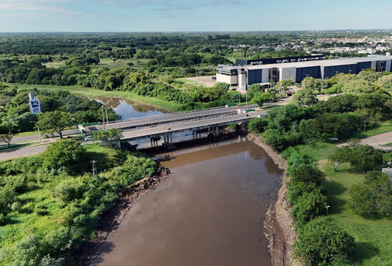 Compuertas abiertas en el río Negro, Chaco, durante la crecida por lluvias