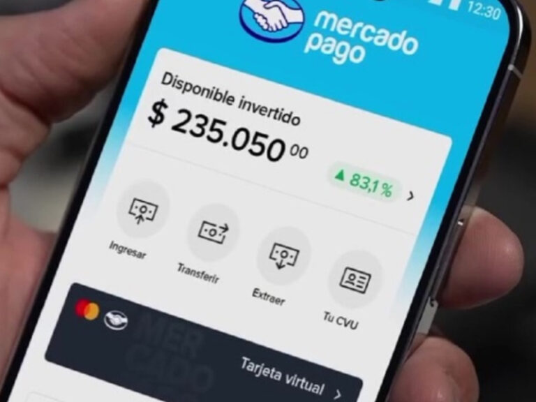 Persona usando un teléfono móvil con una aplicación de billetera virtual en la pantalla, simbolizando créditos y financiamiento digital