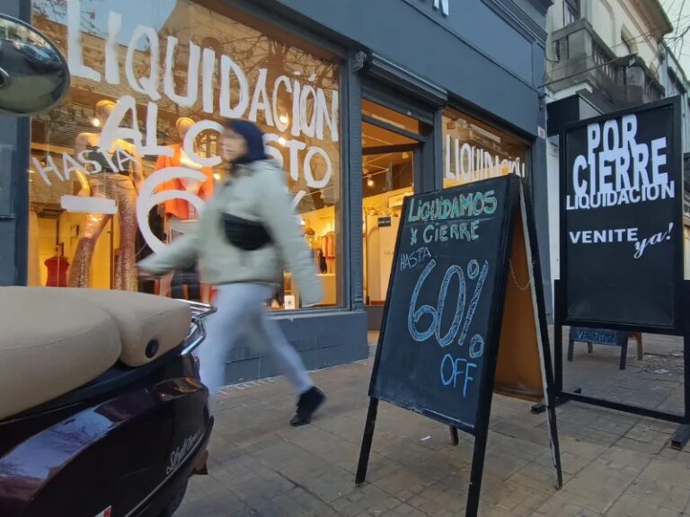 Comercios cerrados en Resistencia, Chaco, reflejando la crisis del sector