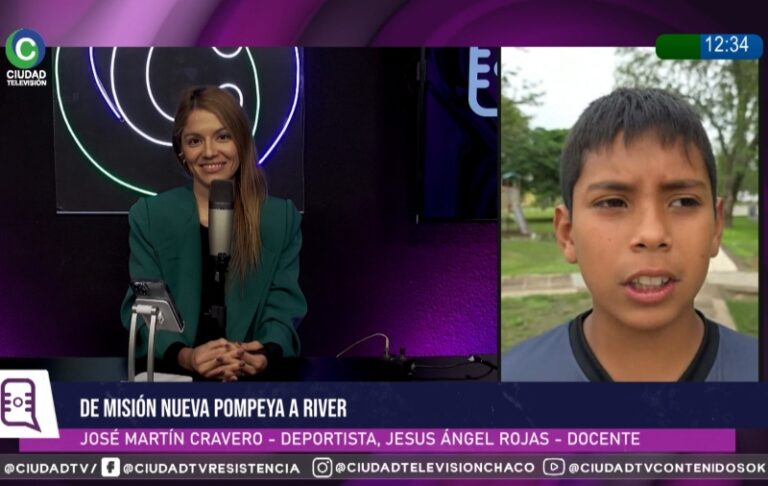 Niño futbolista José Martín Cravero, conocido como Cococha, con camiseta de River Plate