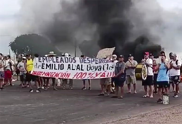 Protesta de trabajadores despedidos de la textil Alal en Goya