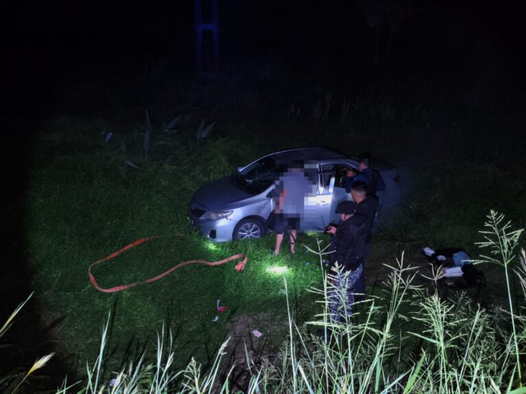 Vehículo despistado sobre la banquina de la Ruta Nacional 11, cerca de Basail, Chaco.