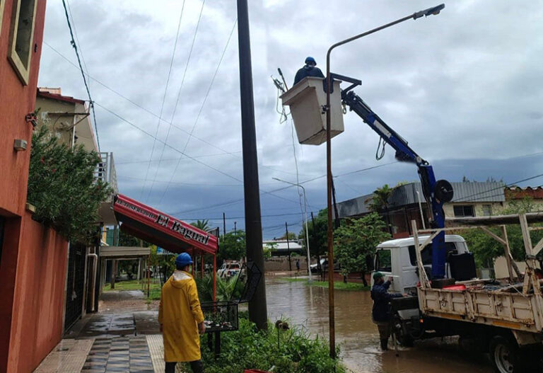 Personal de SECHEEP trabajando en zona anegada del Chaco